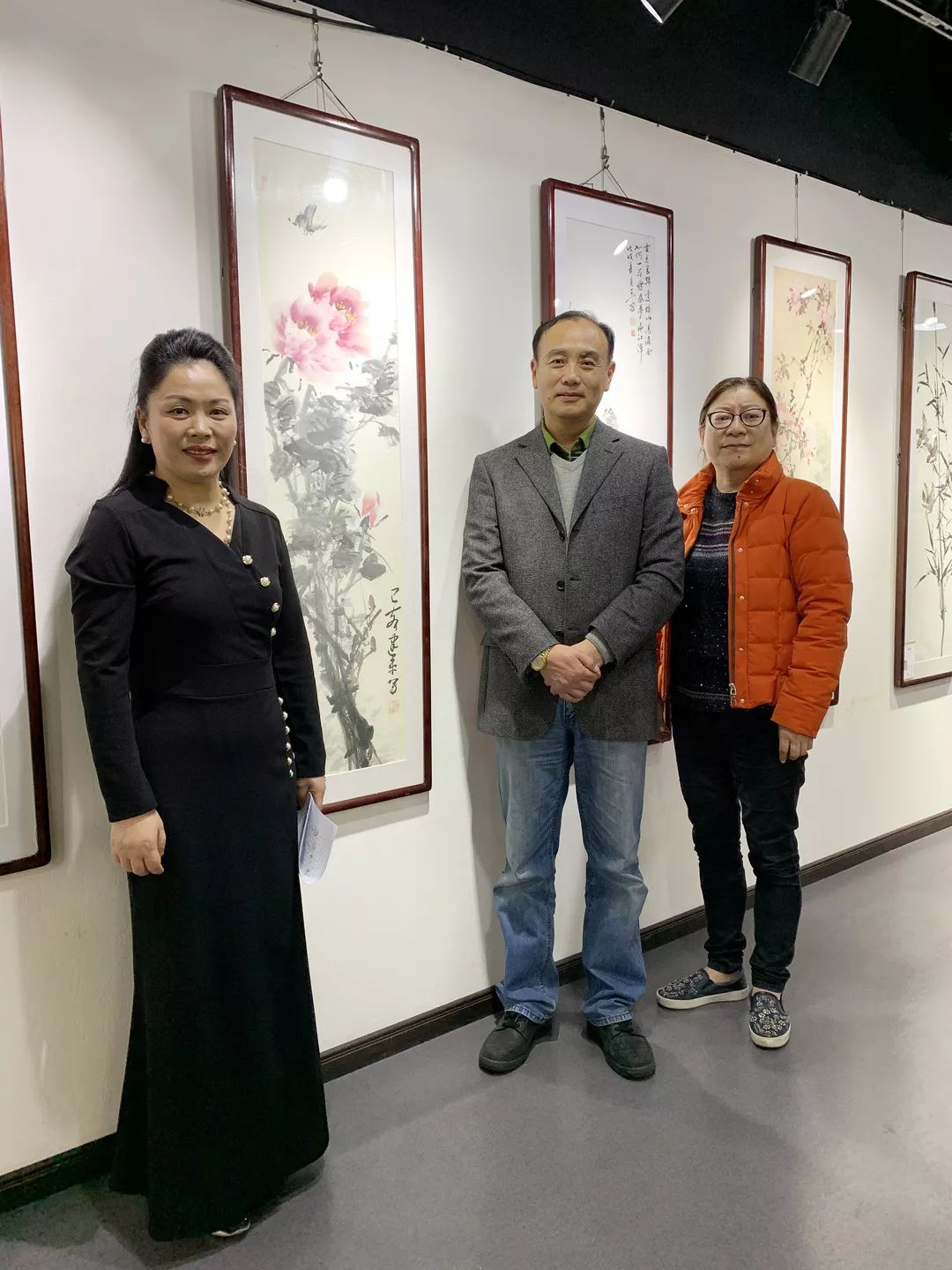 南京市文化企业商会张丽会长，金鼎董事长徐晓燕，原南京市体育局局长、艺术家舒建平合影.jpg