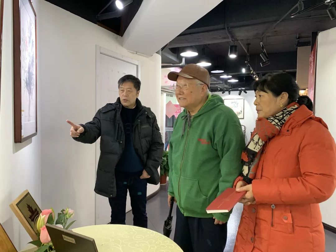 参展艺术家叶昌明老师为江苏省建设厅原副厅长，91岁的安迪光先生介绍展览作品。.jpg