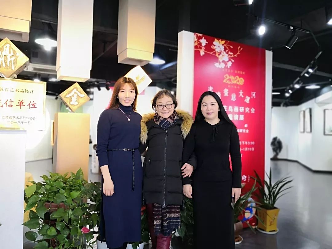 南京市花鸟画研究会谭红屏老师、金鼎董事长徐晓燕、金鼎总经理江宣美合影.jpg