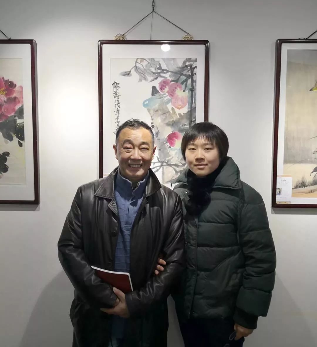 南艺硕士研究生、著名青年画家孙悦与参展艺术家高一宾合影.jpg